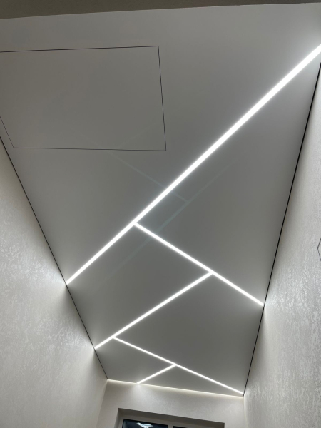 Световые линии в коридоре