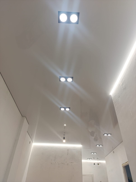 Потолок с точечными светильниками вкоридоре