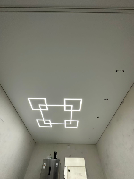 Потолок со световыми линиями