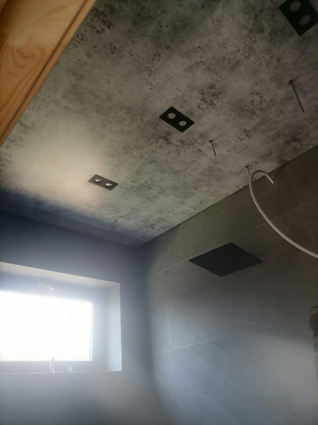 Пример потолка для ванной 2,8 м²