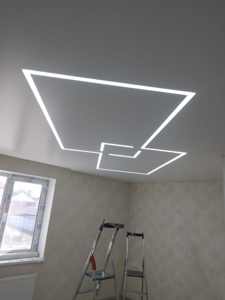 Потолок со световыми линиями в частном доме