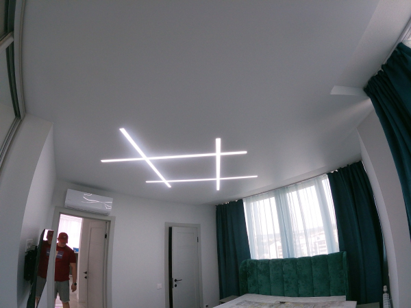 Фото потолка со световыми линиями в спальне