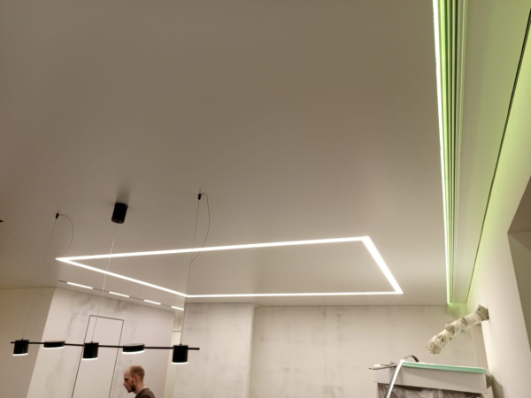 Матовый белый бесшовный потолок в спальню 12 м²