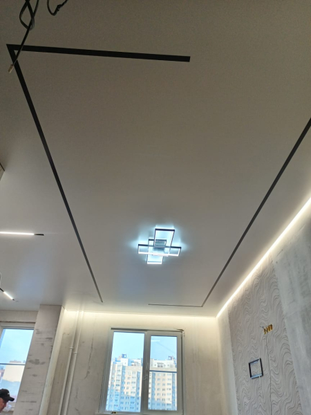 Парящий натяжной потолок в квартире