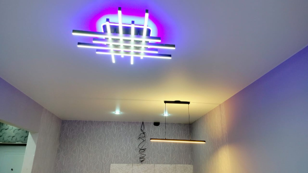 Матовый белый бесшовный потолок в спальню 12 м²