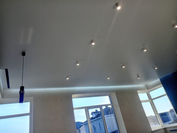 Глянцевые натяжные потолки в частном доме