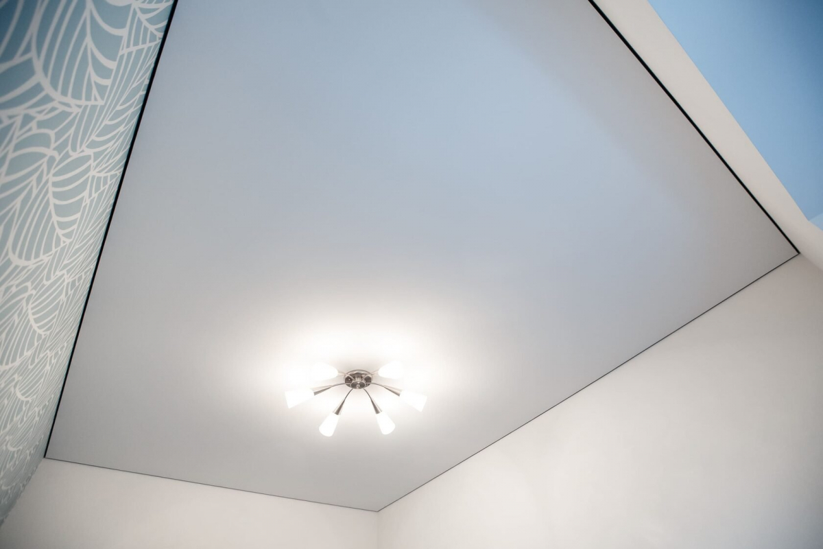 Дизайнерский потолок с теневым профилем и световыми линиями