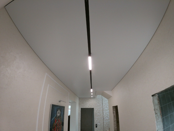 Фото потолка с технологией SLOTT в коридоре