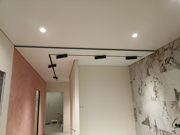 Матовый потолок с треками на кухне