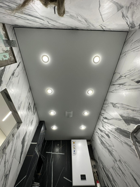 Потолок с точечными светильниками в ванной