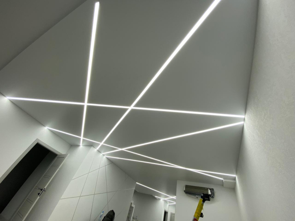 Потолок со световыми линиями