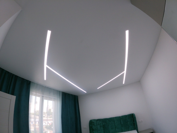 Пример натяжного потолка в спальню