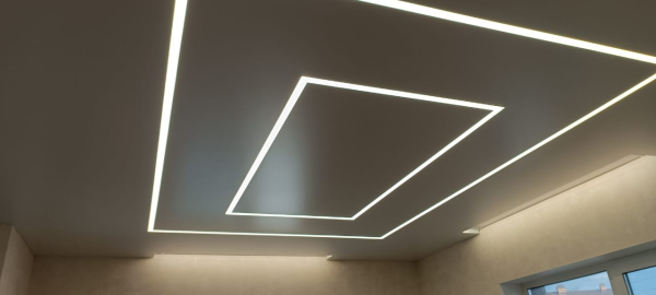 Световые линии на потолке