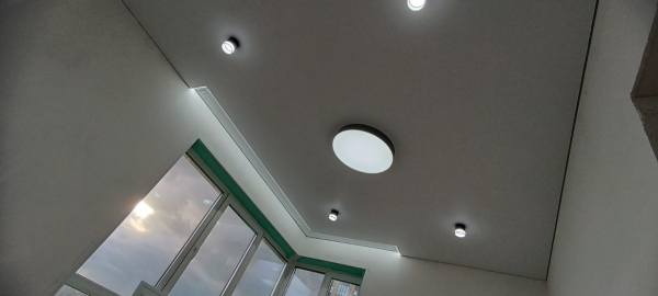 Фото потолка с накладными светильниками