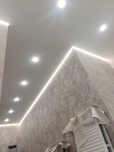 Матовый белый бесшовный потолок в спальню 12 м²