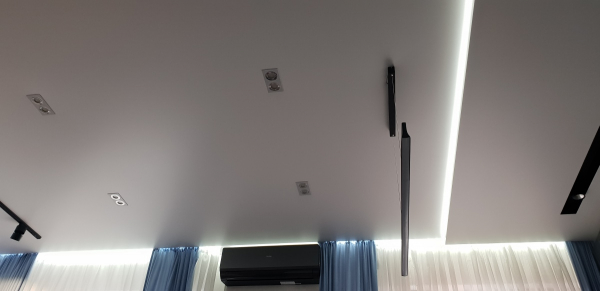 Натяжные потолки в гостинную с полотном KM2