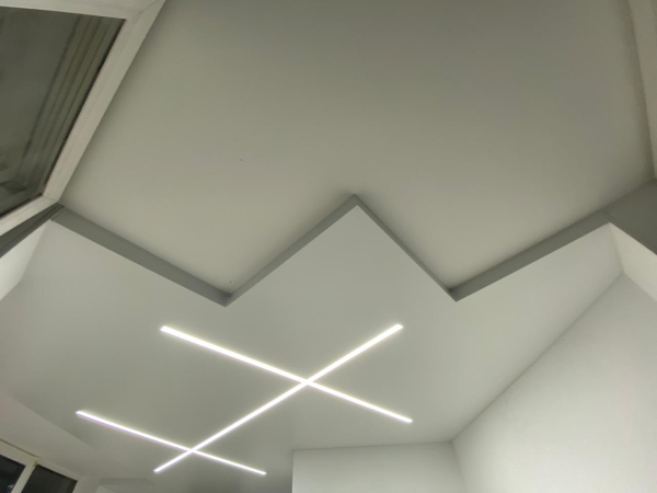 Двухуровневый потолок со световыми линиями