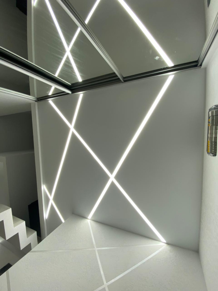 Световые линии на потолке
