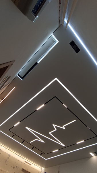 Пример натяжного потолка со световыми линиями и SLOTT