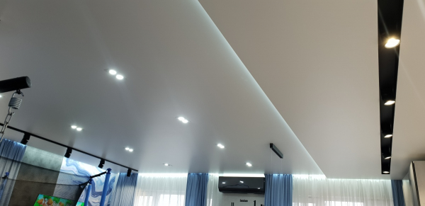 Современный натяжной потолок 36 м² в частном доме