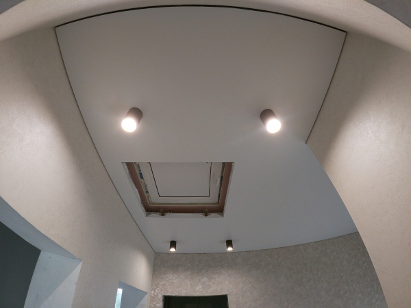 Фото натяжного потолка с люком на чердак