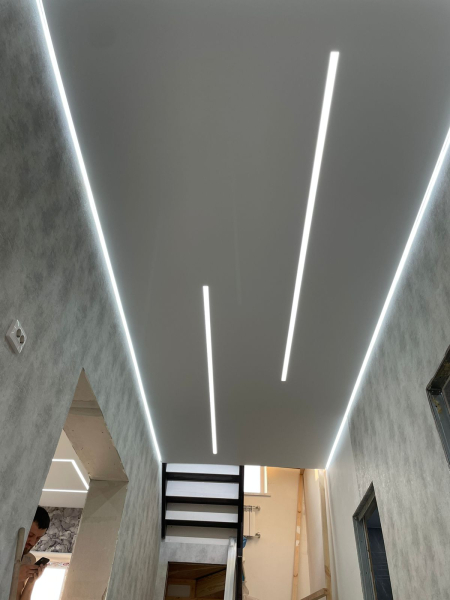 Потолок со световыми линиями и подсветкой в коридоре