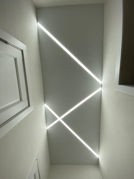 Световые линии в коридоре