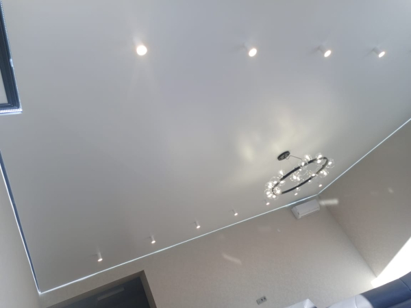 Сатиновый потолок в зале