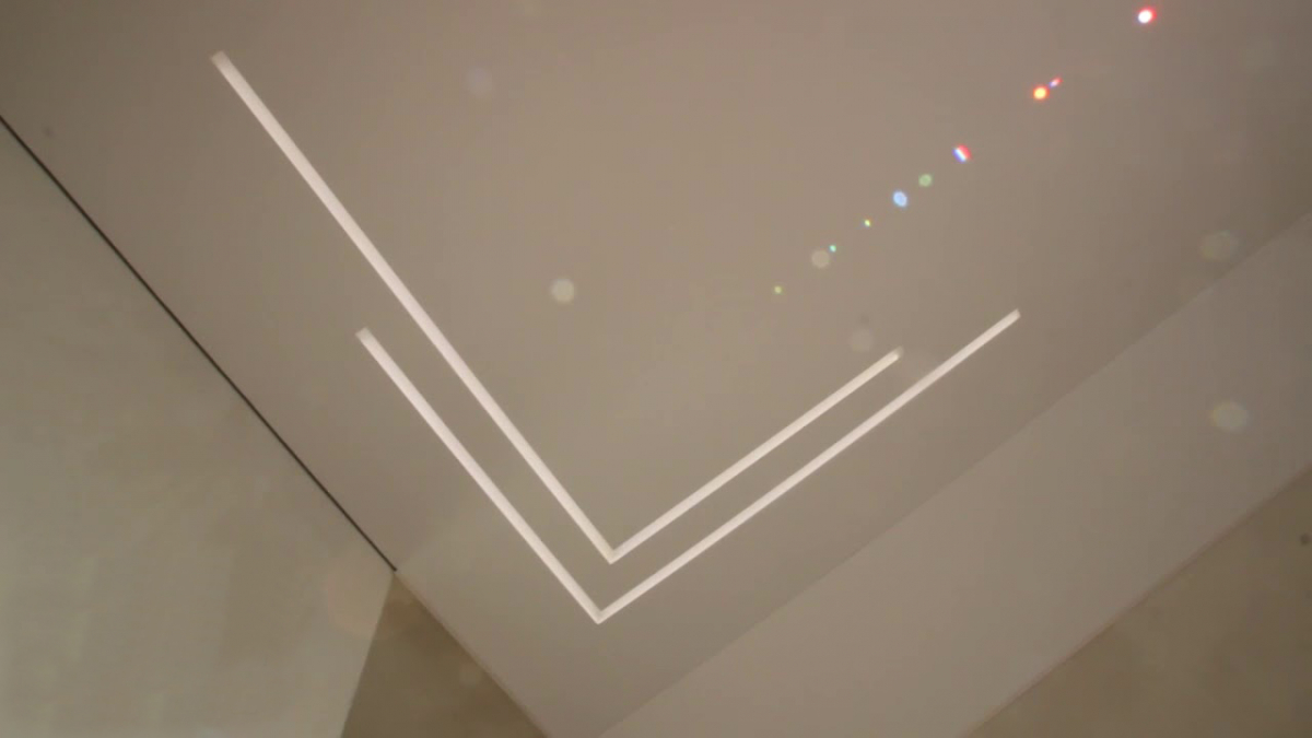 Потолок с цветными световыми линиями в гостиной 21 м²