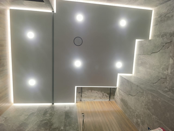 Парящий в ванной