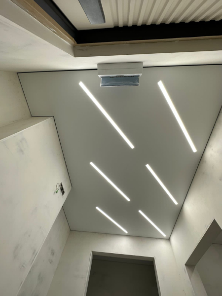 Световые линии в прихожей