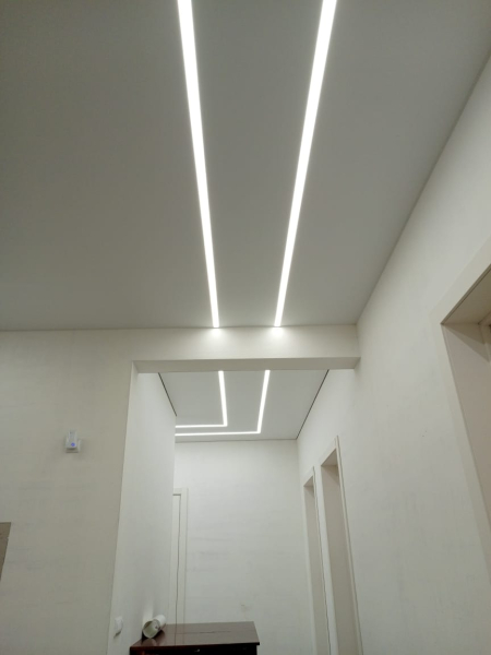 Потолок со световыми линиями