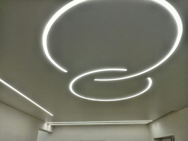 Фото потолка в гостиной