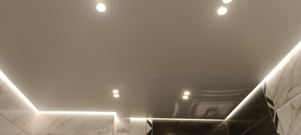 Глянцевый потолок с подсветкой