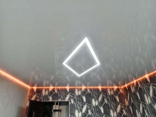 Пример глянцевого потолка в спальне