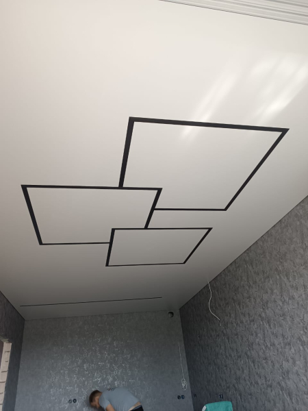 Пример потолка в спальню со световыми линиями
