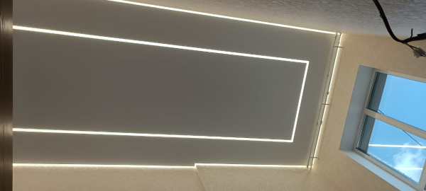 Потолок со световыми линиями