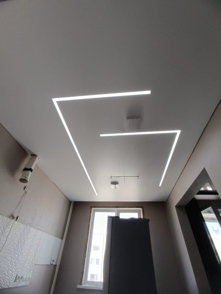 Приме сатинового натяжного потолка на кухню