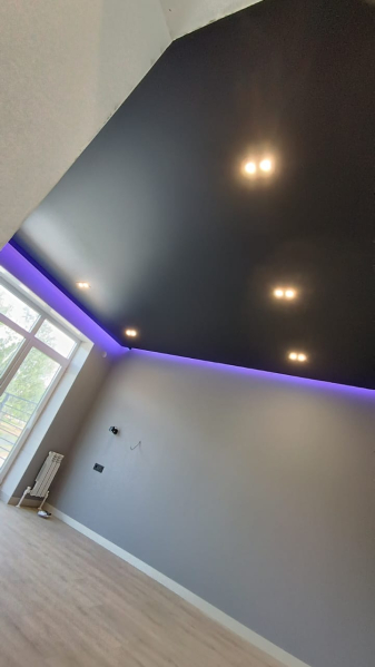 Черный натяжной потолок с подсветкой